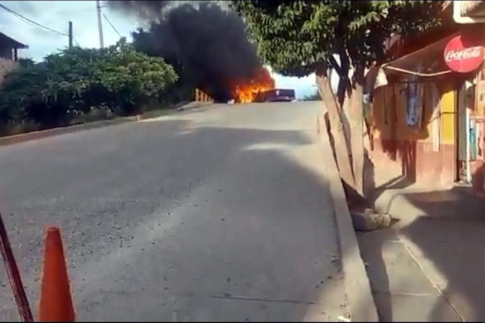 Se registran bloqueos e incendios en Juventino Rosas, Comonfort y Salvatierra, Guanajuato.