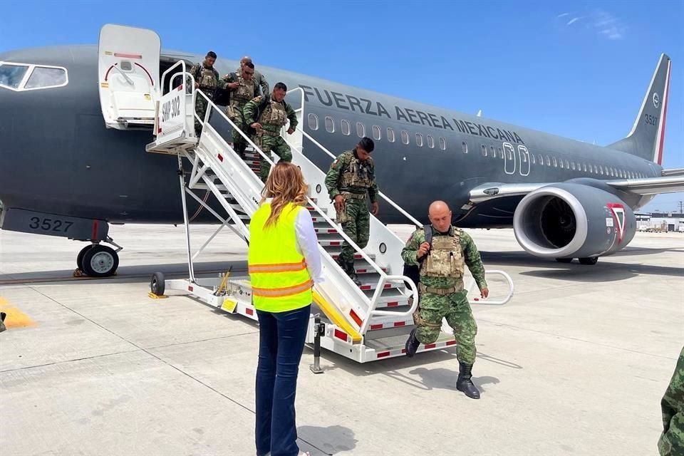 Aerotransportados, 350 efectivos del Ejrcito y de la GN arribaron a Tijuana, Baja California.