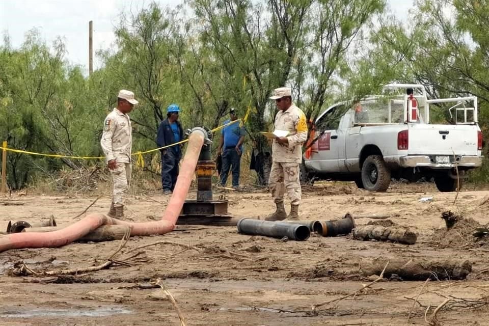 Los especialistas a cargo del rescate de los 10 mineros atrapados evalúan la situación actual tras la nueva inundación que se registró durante la madrugada..