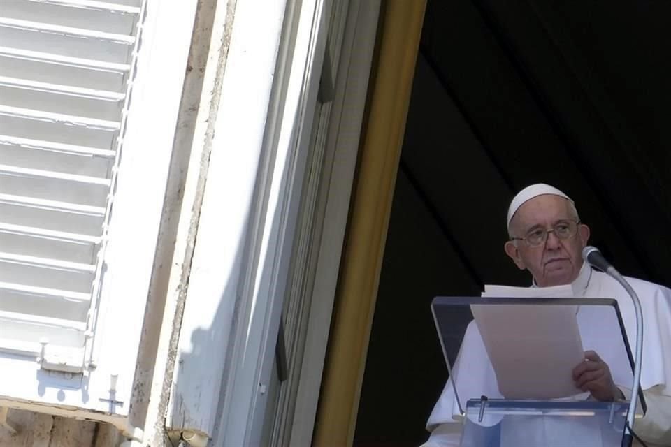 El Papa Francisco habla a los fieles en la Plaza San Pedro desde su balcón.