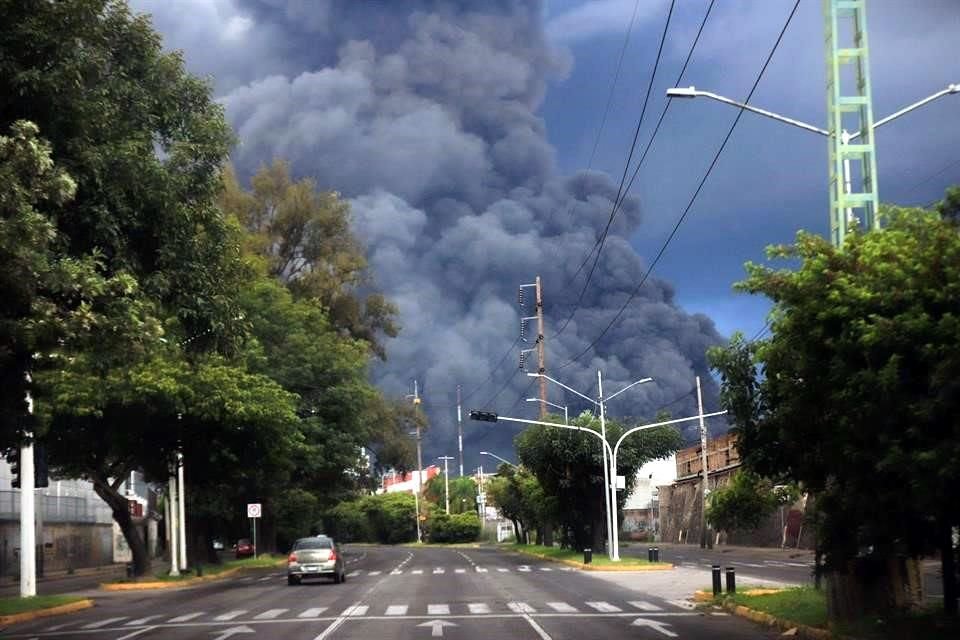 Debido al incendio se generó una gran columna de humo a la altura del Álamo Industrial, en Tlaquepaque.
