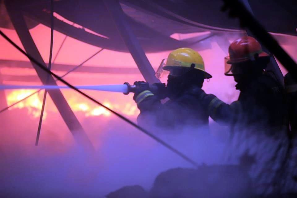 Los bomberos encontraron un incendio propagado en un área de 100 por 150 metros.