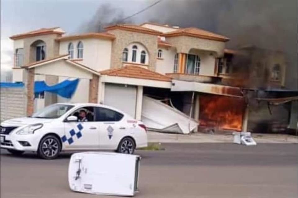 Habitantes de San José del Rincón se manifestaron y quemaron una patrulla y una casa de la alcaldesa Ana María Vázquez Carmona, en protesta por los casos de extorsión y violencia en el municipio.