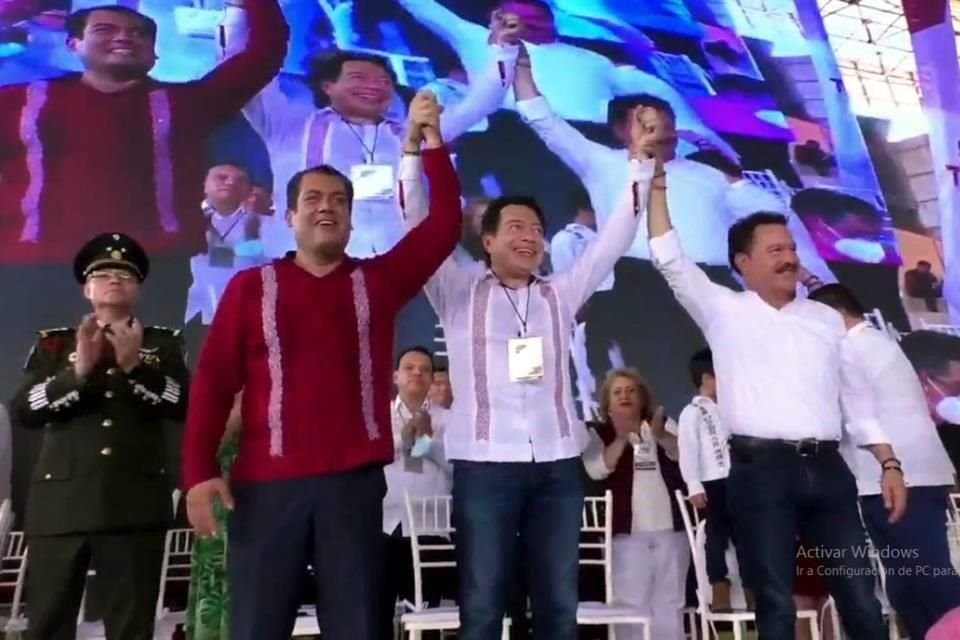 El legislador Sergio Gutiérrez estuvo acompañado por el dirigente de Morena, Mario Delgado; y el coordinador parlamentario, Ignacio Miert.