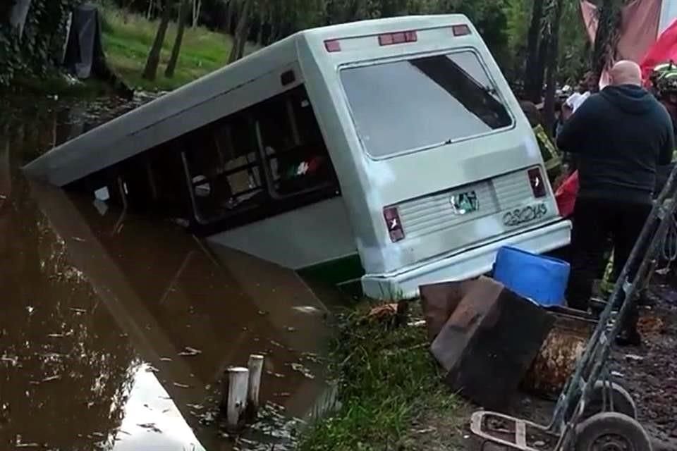 La caída de un microbús a un canal en Xochimilco dejó un total de seis lesionados por la calle Nuevo León, Zacapa colonia Xicalhuacan.