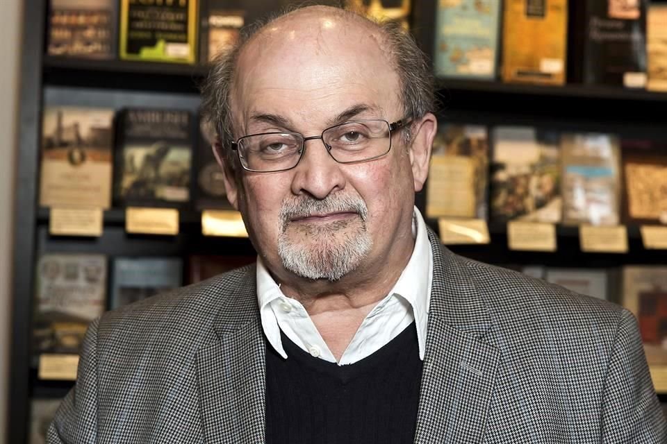El escritor Salman Rushdie, sobre quien Irán lanzó una fatwa hace décadas, fue atacado el viernes pasado en Nueva York.