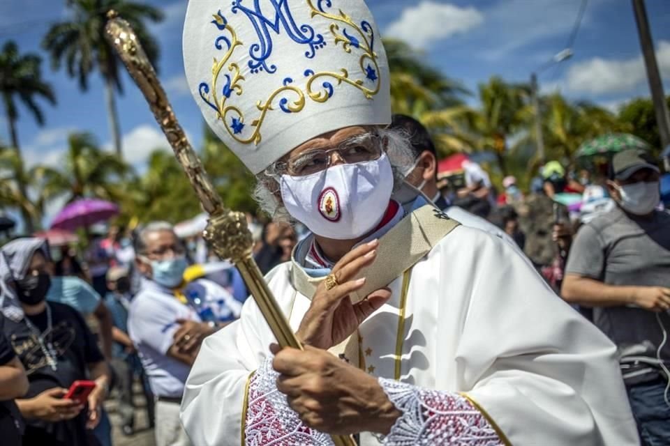 El Cardenal Leopoldo Brenes saluda a la gente durante una procesión en Managua.