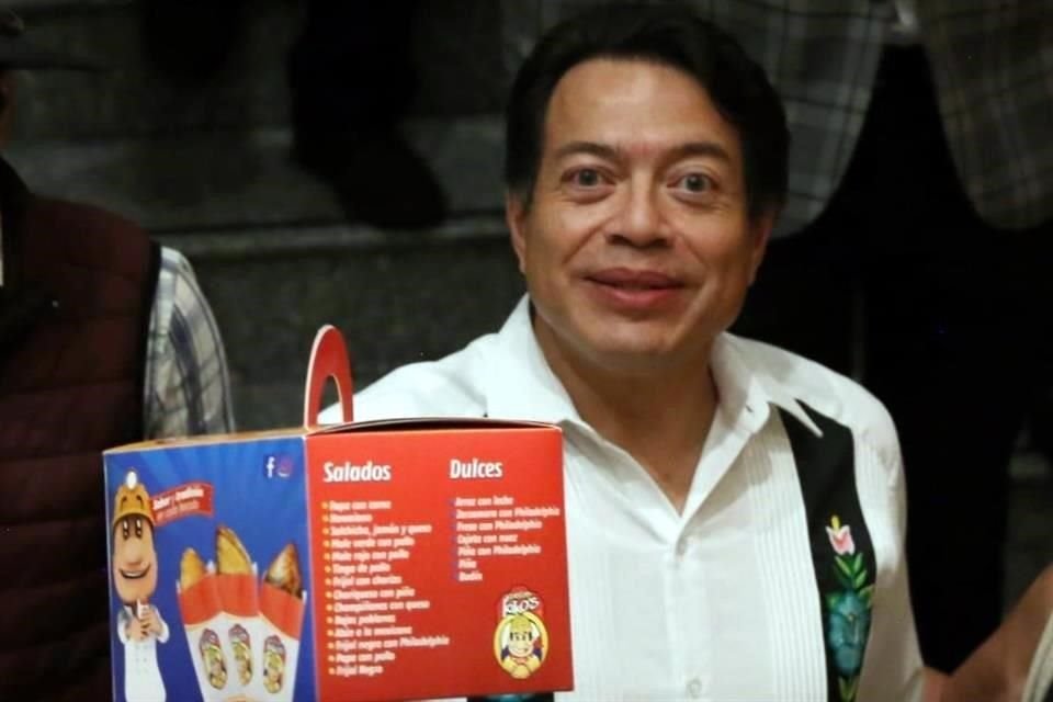 De buen ánimo, el dirigente de Morena, Mario Delgado, mostró un envoltorio de pastes al término de la conferencia.