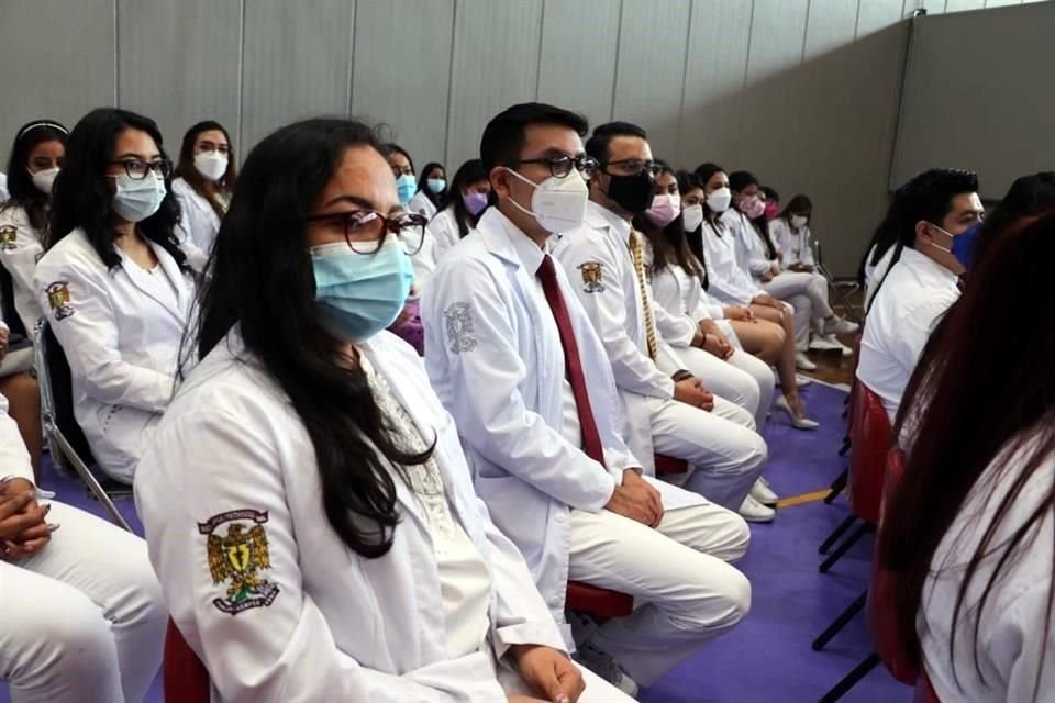 Estudiantes de Medicina del IPN pasaron el primer día sin saber si sus clases serán en línea, presenciales o en hospitales de la CDMX.