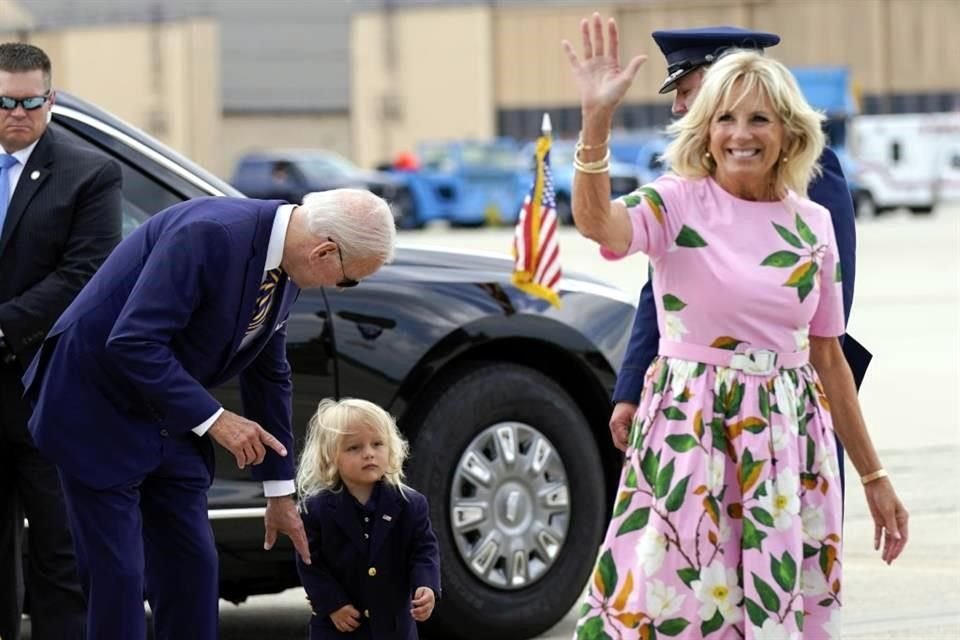 Jill Biden saluda, mientras el Presidente Joe Biden atiende a su nieto Beau.