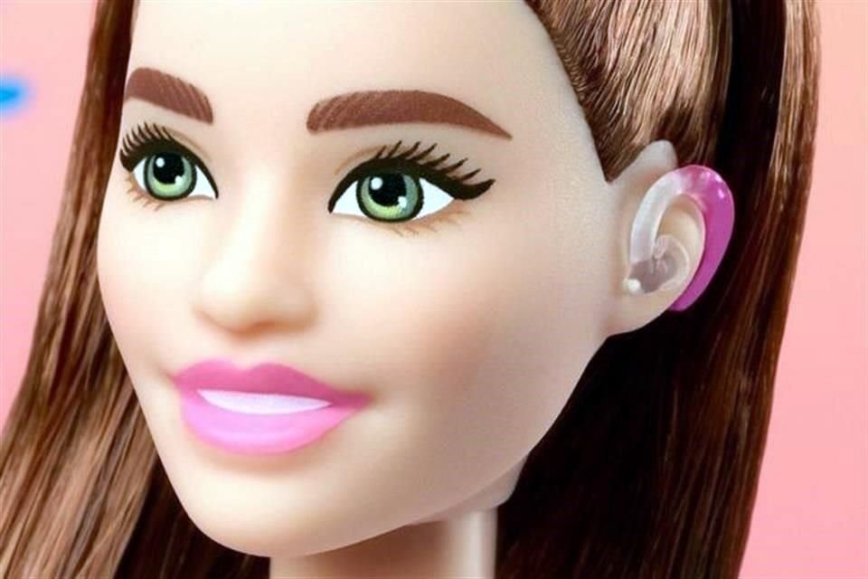 La compañía de juguetes Mattel lanzó al mercado finalmente su muñeca Barbie con aparatos auditivos y un Ken con vitiligo.