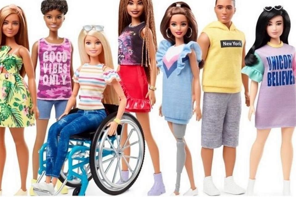 Esta no es la primera vez que la marca de juguetes se enfoca en la diversidad: previamente anunció el lanzamiento de Barbies con sillas de ruedas y prótesis de piernas.