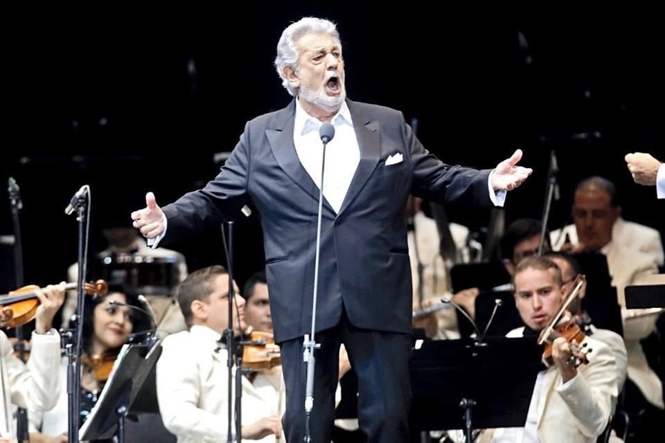 El tenor Plácido Domingo cautivó la noche de este martes por completo, con arias y zarzuelas, al público de la Arena Ciudad de México.