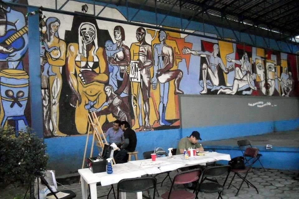 Hace 11 años que el pintor Alejandro Caballero echó a andar el proyecto de la Escuela de Arte al Aire Libre de Tepito para sembrar vocaciones en el Barrio Bravo; la imagen data de los inicios.