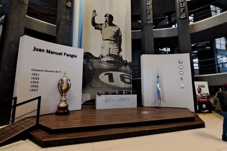 Al entrar al museo, el visitante se topa con una fotografía enorme de 'El Chueco', junto a sus trofeos de 5 veces campeón del mundo de la F1.