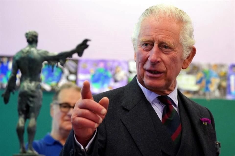 El Príncipe Carlos estaría en desacuerdo en cómo lo muestran en la serie 'The Crown' de Netflix, según contó un político escocés.
