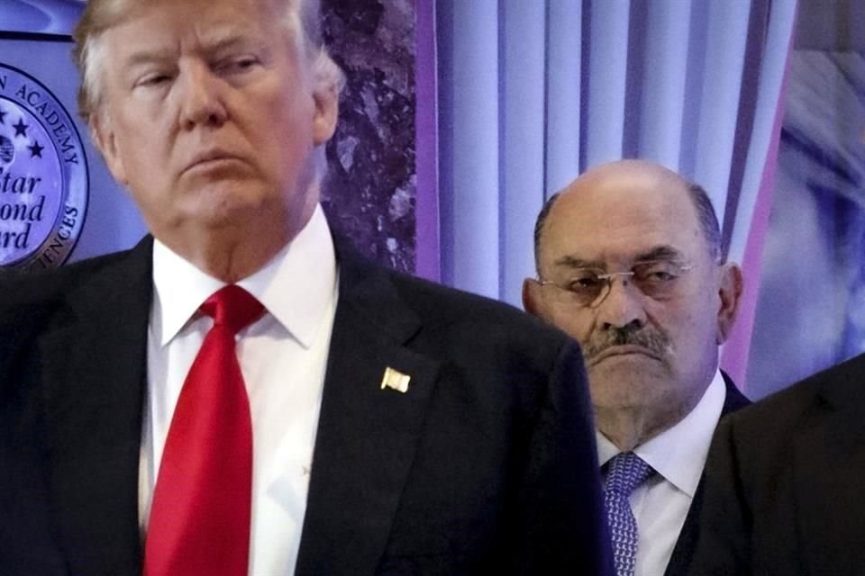 Allen Weisselberg, permanece detrás del ex Presidente Donald Trump en el vestíbulo de la Trump Tower, en 2017.