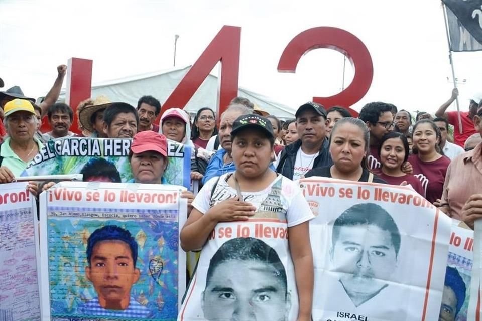 Padres de los 43 normalistas durante una marcha en la Ciudad de México.