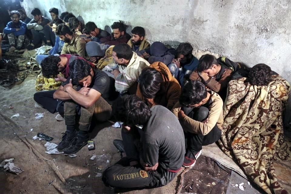 Un grupo de personas víctimas de traficantes de personas tras ser halladas por autoridades en  Turquía.