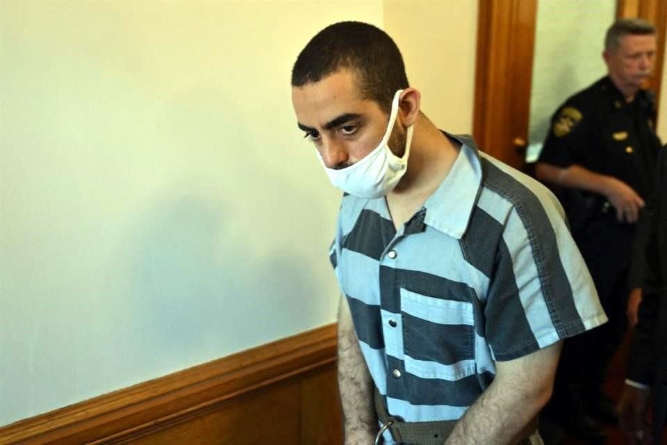 Hadi Matar, el acusado de apuñalar Salman Rushdie, al salir de una corte en Mayville, Nueva York.