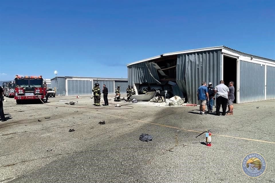 Equipos de emergencia trabajan este jueves en el aeropuerto de Watsonville, California.