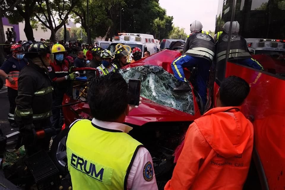 La mujer quedó prensada en el volante, por lo que equipo especial del ERUM y Bomberos tuvieron que cortar la camioneta para rescatarla.