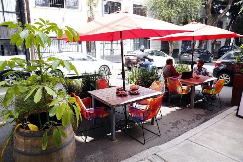 Restaurantes de diferentes puntos de la Capital ocupan parte de la calle, lo que es visto por vecinos como apropiación del espacio público.