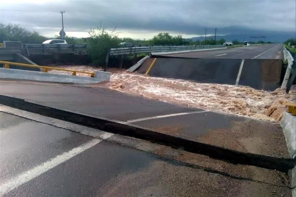 El puente en la vía Hermosillo-Guaymas colapsó tras la crecida de un río por constantes lluvias en Sonora.