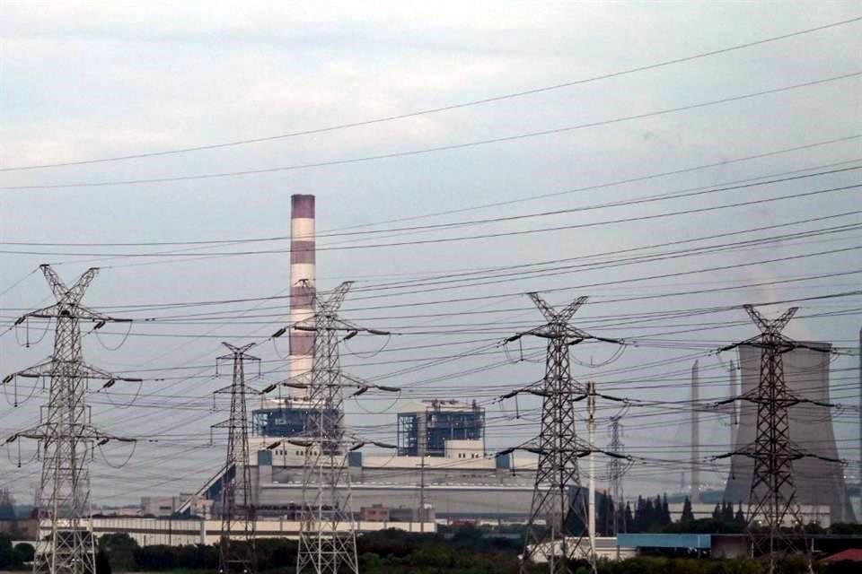 Vista de las torrs de alto voltaje en la planta de energía de Wujing, cerca de Shanghái.