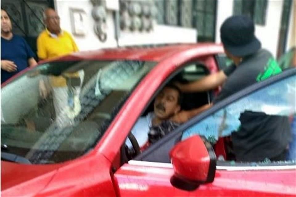 El periodista Fredid Román fue asesinado por sujetos en motocicleta cuando subió a su automóvil en el Municipio de Chilpancingo, Guerrero.