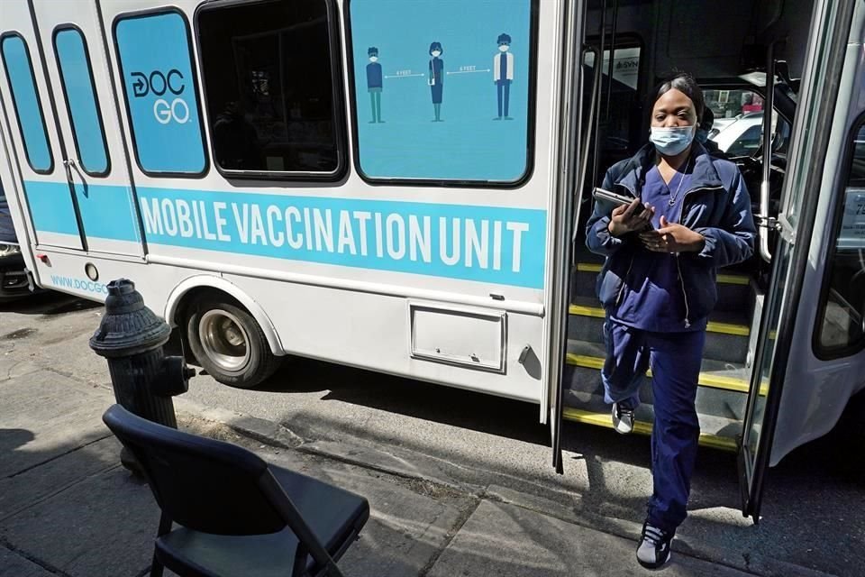 Una unidad móvil de vacunación estacionada en un barrio de Brooklyn, Nueva York.