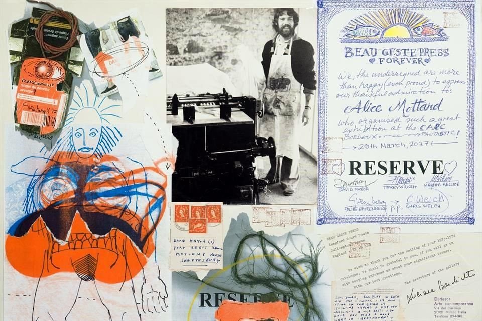 Obra dedicada a uno de su más grandes orgullos: la Beau Geste Press, sello pionera en libros de artista, publicaciones conceptuales, revistas y postales. Feliz, el artista posa junto a su máquina.