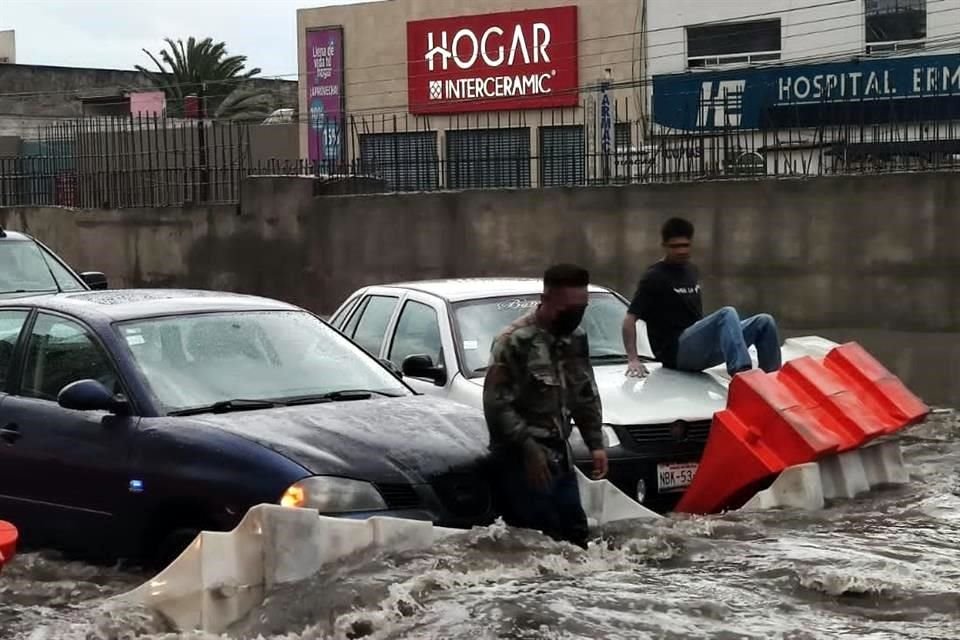La intensa lluvia de esta tarde-noche afectó a la Alcaldía Iztapalapa, con inundaciones sobre la calzada Ignacio Zaragoza.