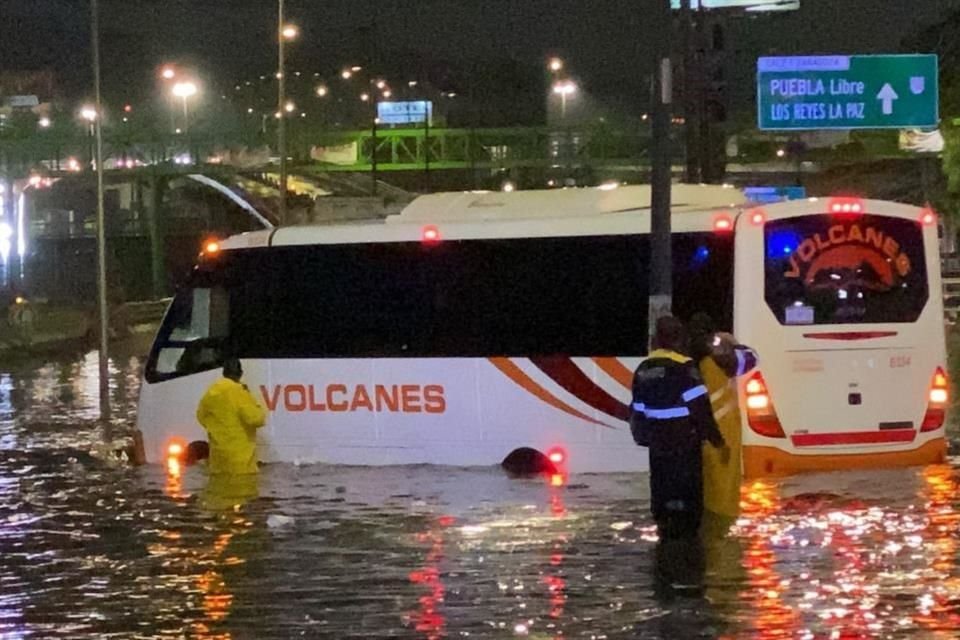La intensa lluvia de esta noche provocó inundaciones en diversos puntos de Iztapalapa e incluso obligó a para un tramo de la L-A del Metro.