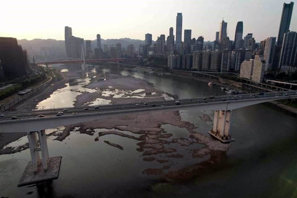 Vista aérea del río Jialing, un afluente del río Yangtze, en Chongqing.