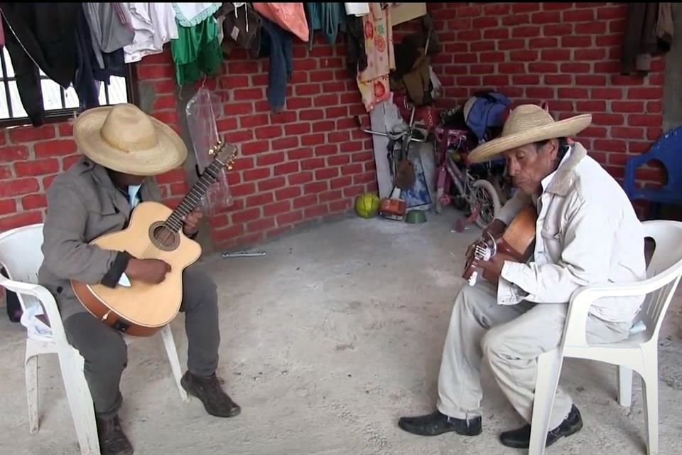 En la imagen, José y Waldino Oseguera, pireris (cantantes) de la comunidad michoacana de Tzirio.