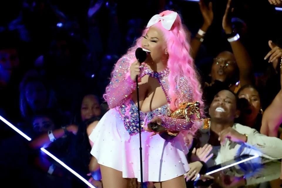 Nicki Minaj, tras su show, recibió el VMA Video Vanguard Award.