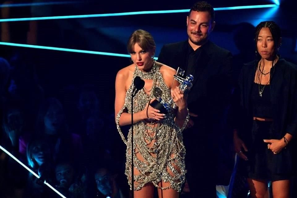 Taylor Swift ganó el premio de 'Mejor video de larga duración' por su rola 'All too well'.