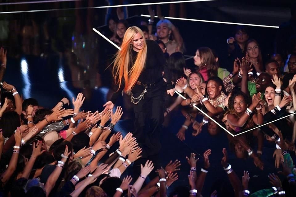 Avril Lavigne fue otra de las presentadoras de la noche.