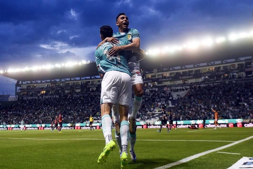 Lucas Di Yorio y Ángel Mena en festejo de gol, durante el partido.