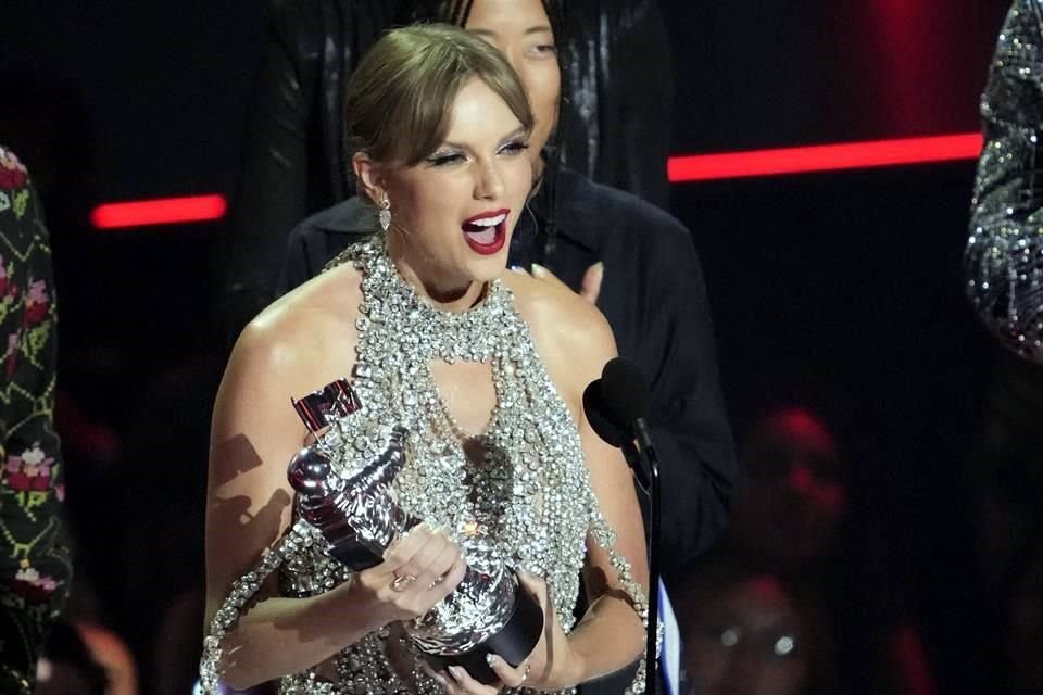 La cantante Taylor Swift ganó tres premios en los MTV VMAs, incluyendo Video del Año, y aprovecha para anunciar nuevo disco para octubre.