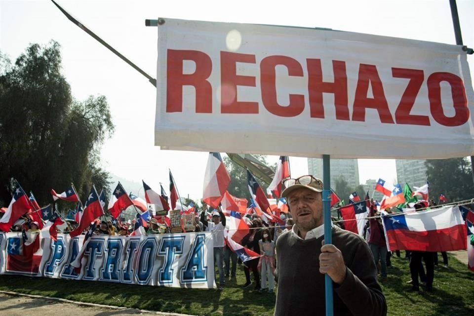 Personas en contra de la nueva Constitución chilena protestan el sábado en Santiago.