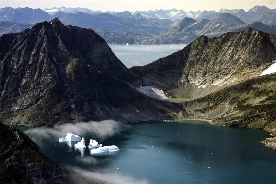 Vista de icebergs en camino a derretirse en Groenlandia.