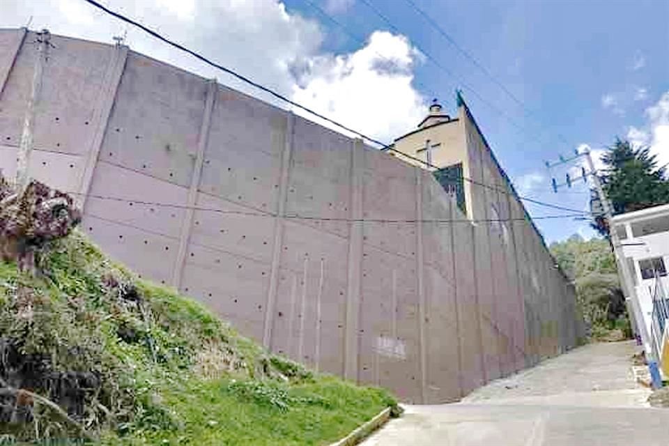 La muralla que construyó con cámaras apuntando a todos lados, en su nueva propiedad en Huixquilucan, la cual presuntamente vendió al dirigente estatal del PAN.