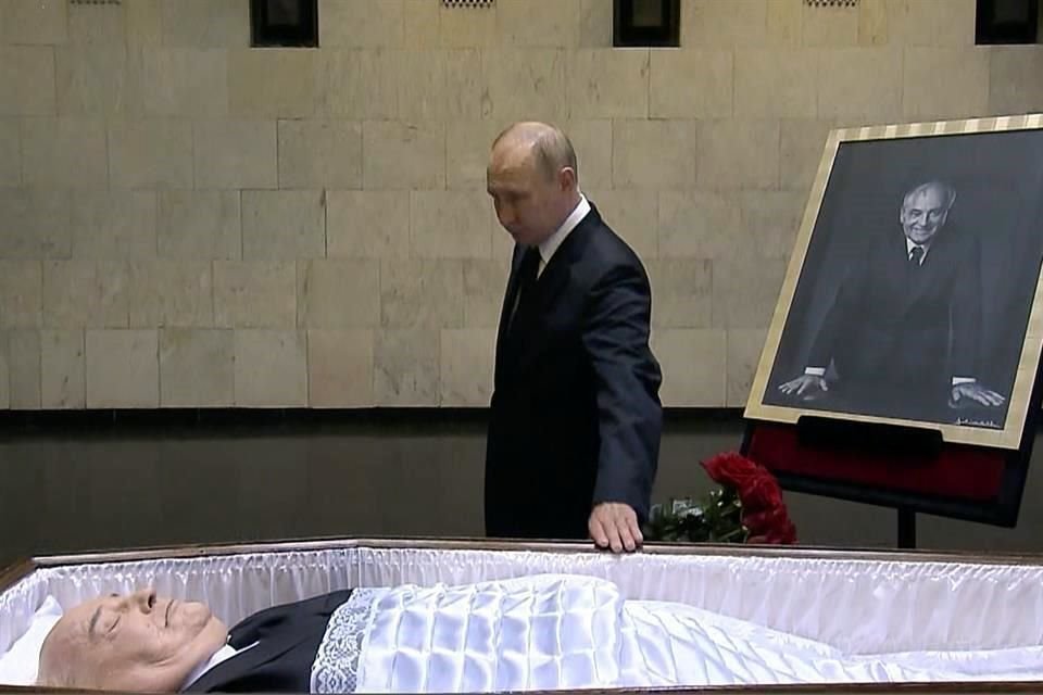 Rusia reveló una imagen del momento en que Putin dejó rosas en el ataúd de Gorbachov en Hospital de Moscú.