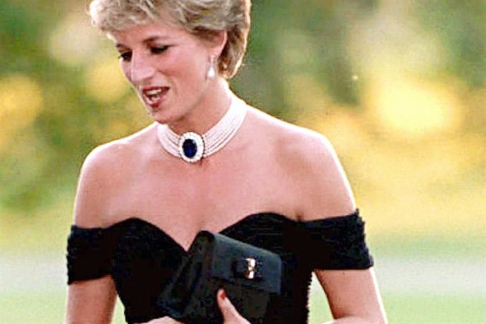 La Princesa Diana usó el 'vestido de la venganza' en 1994, poco después de que Carlos admitiera que le fue infiel.