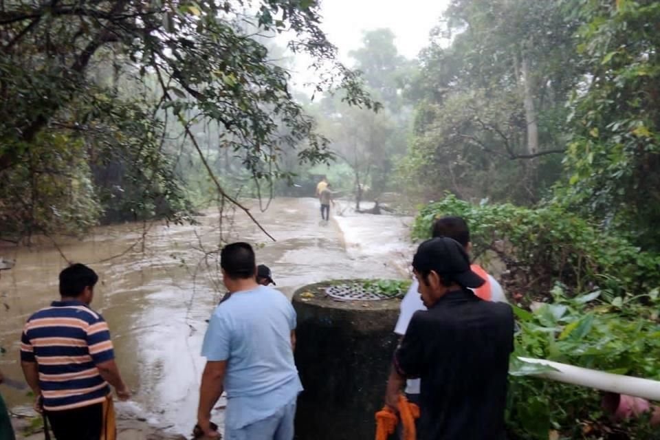 Protección Civil reportó tres personas muertas tras fuertes lluvias en Acapulco, Guerrero.