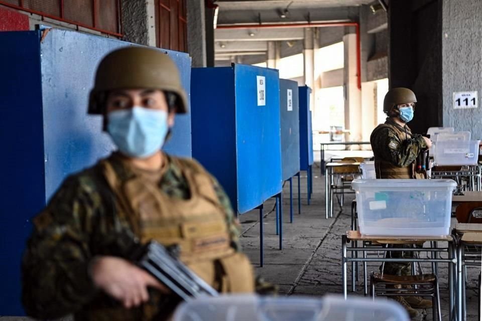 Militares vigilan una estación de votación en Santiago.
