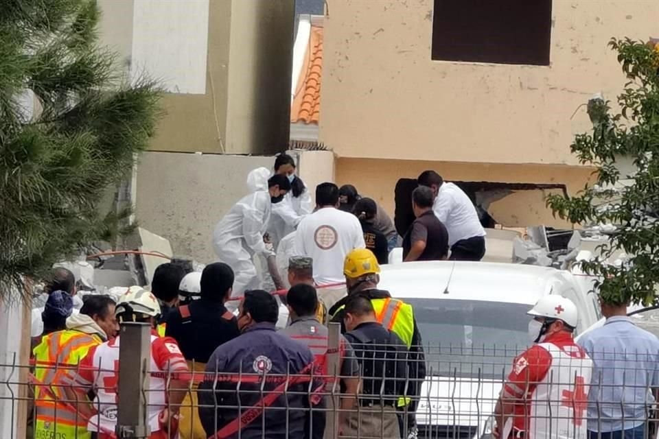 Peritos de la Fiscalía General del Estado de Coahuila rescatan el cuerpo de uno de los escoltas que quedó atrapado en los escombros de la casa.