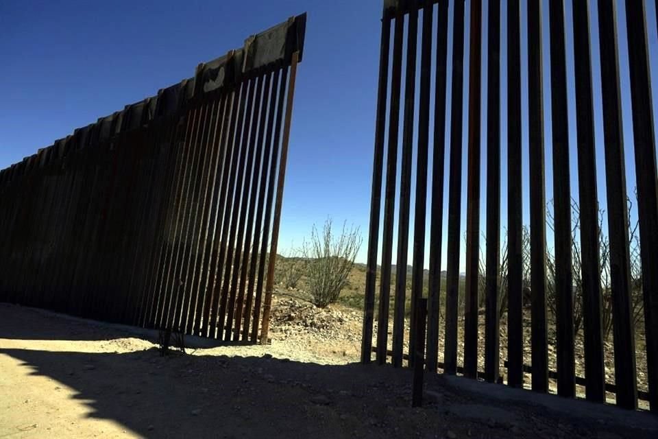 Vista de un huevo en el muro fronterizo de EU, en Arizona.